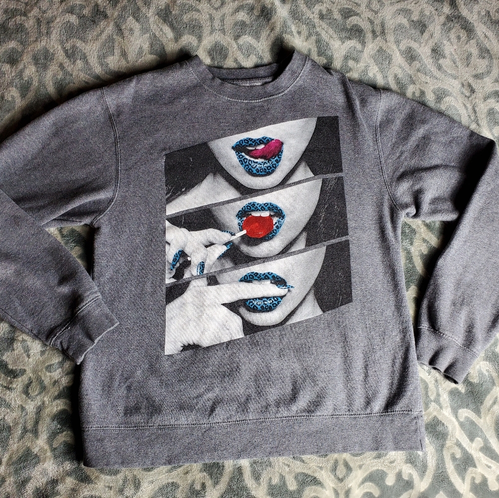 Popular Demand crewneck sweater Small